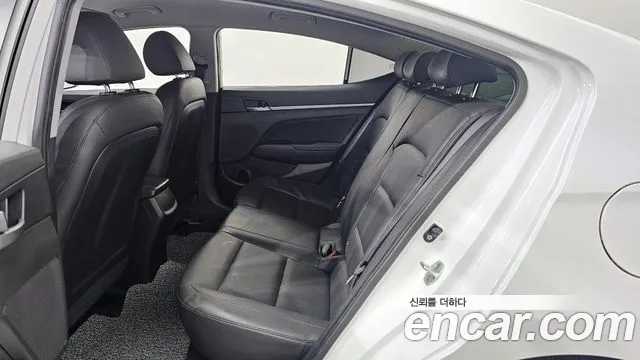 Hyundai AVANTE 2018 — фото 19