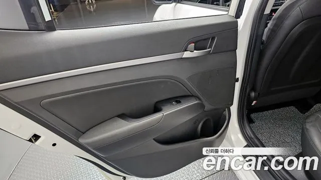 Hyundai AVANTE 2018 — фото 15