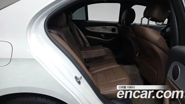 Mercedes-Benz E-Class 2020 — фото 16