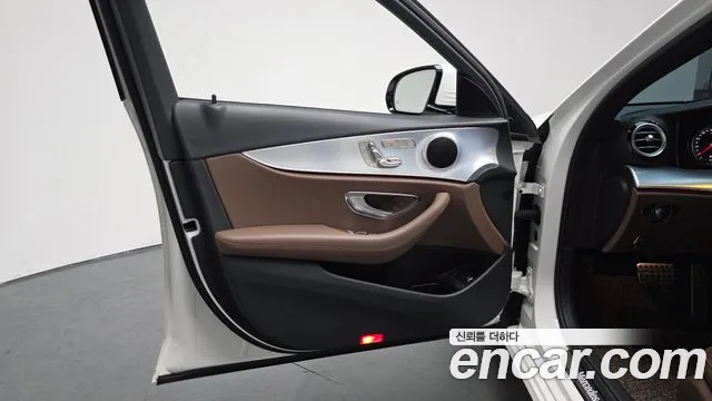 Mercedes-Benz E-Class 2020 — фото 13