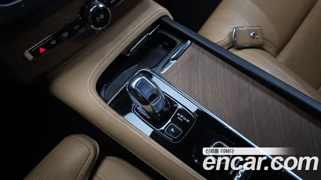 Volvo XC90 2018 — фото 12