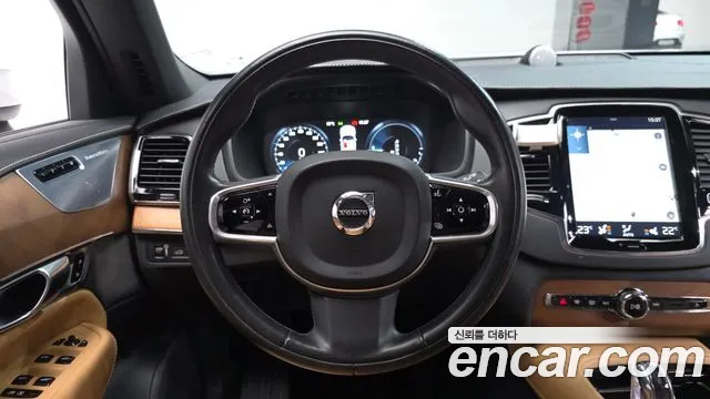 Volvo XC90 2018 — фото 18