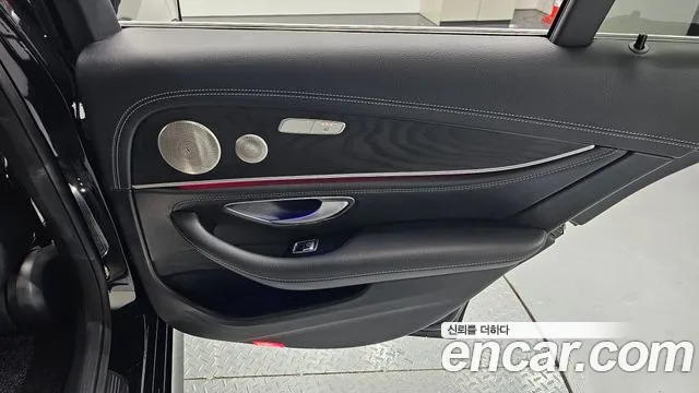 Mercedes-Benz E-Class 2022 — фото 15
