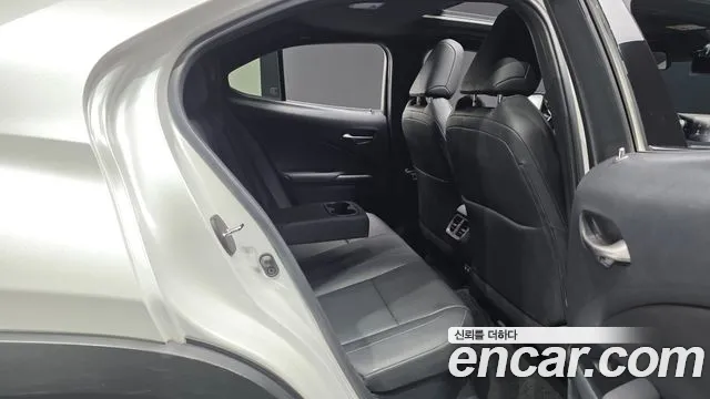 Lexus UX 2020 — фото 12