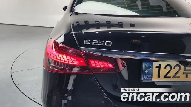 Mercedes-Benz E-Class 2022 — фото 9