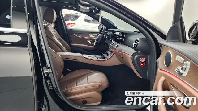 Mercedes-Benz E-Class 2022 — фото 16