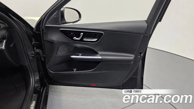Mercedes-Benz C-Class 2023 — фото 14