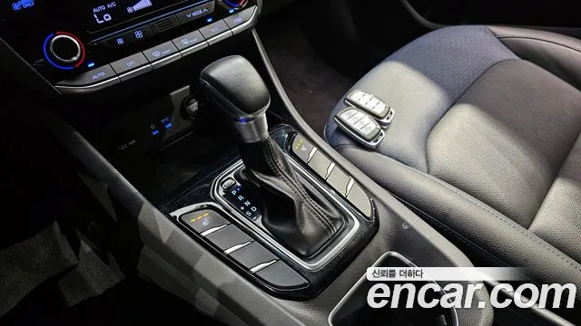 Hyundai Ioniq 2017 — фото 9