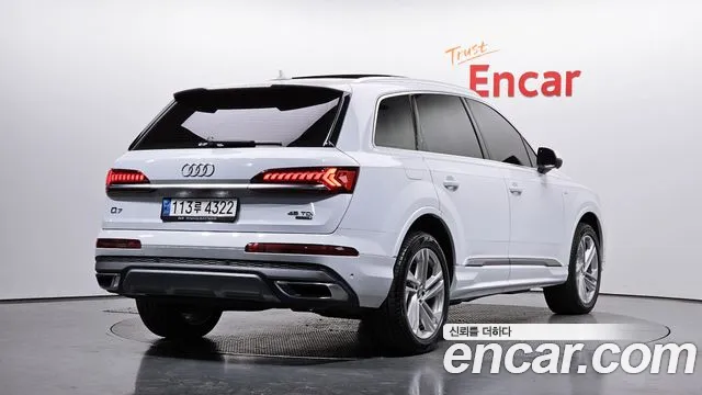 Audi Q7 2021 — фото 1