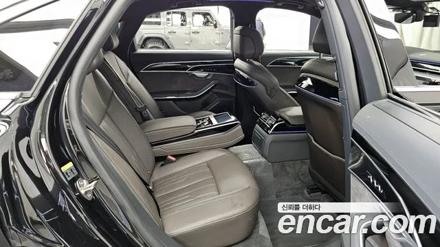 Audi A8 2021 — фото 18