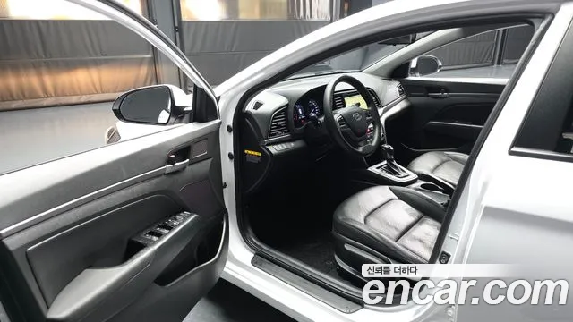 Hyundai AVANTE 2017 — фото 10