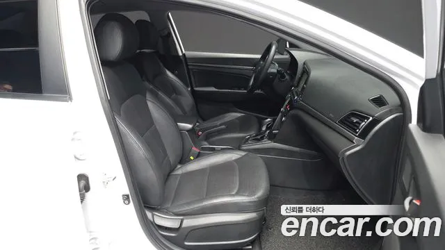 Hyundai AVANTE 2017 — фото 11