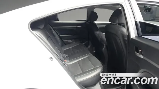 Hyundai AVANTE 2017 — фото 12
