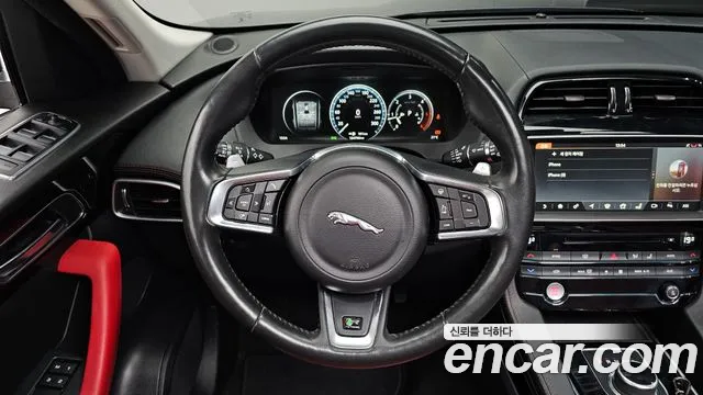 Jaguar F-PACE 2018 — фото 19