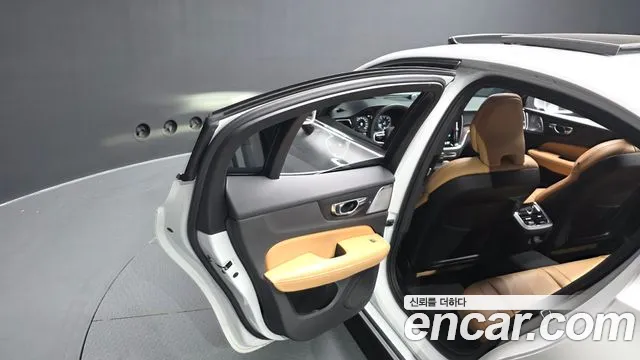 Volvo S60 2021 — фото 15