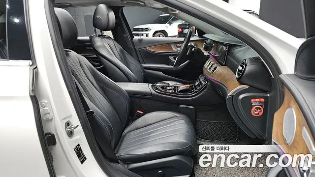 Mercedes-Benz E-Class 2018 — фото 15