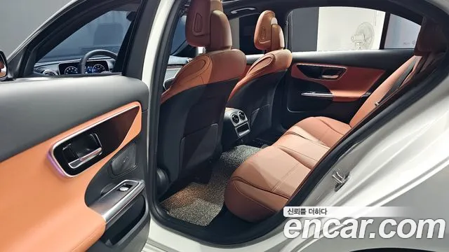 Mercedes-Benz C-Class 2025 — фото 16