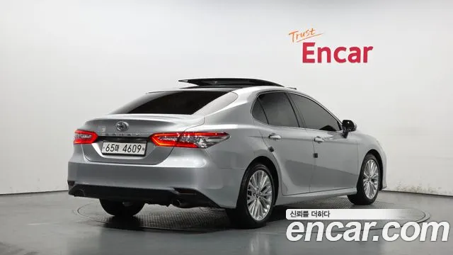 Toyota Camry 2018 — фото 1