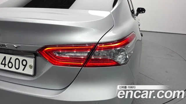 Toyota Camry 2018 — фото 8