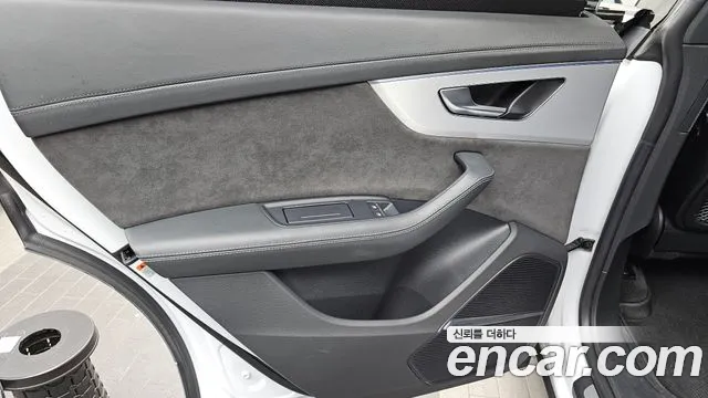 Audi Q8 2021 — фото 15