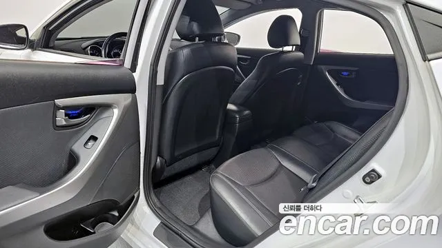 Hyundai AVANTE 2014 — фото 12