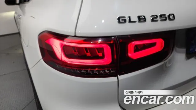 Mercedes-Benz GLB-Class 2023 — фото 9
