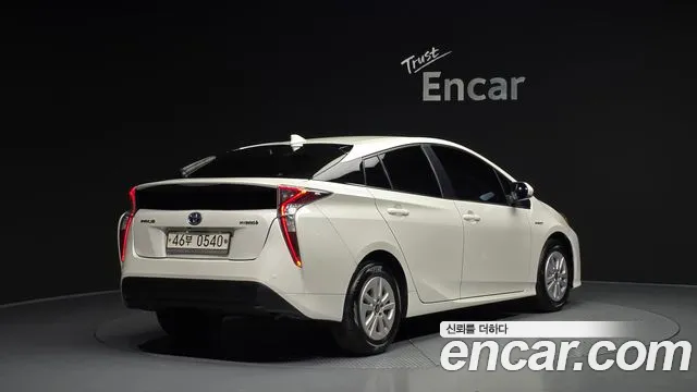 Toyota Prius 2017 — фото 2