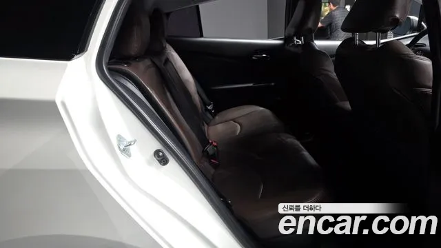 Toyota Prius 2017 — фото 12