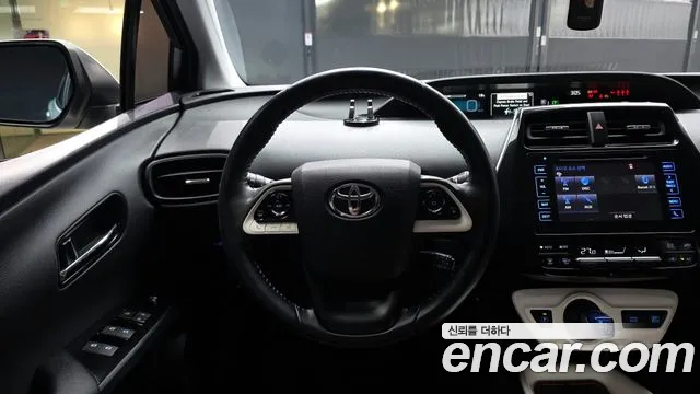Toyota Prius 2017 — фото 13