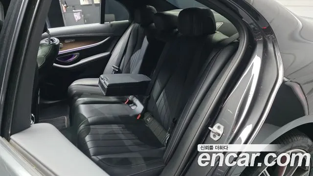 Mercedes-Benz E-Class 2022 — фото 18