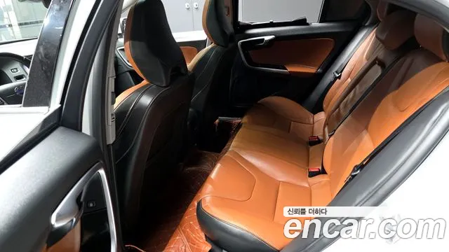Volvo S60 2018 — фото 17