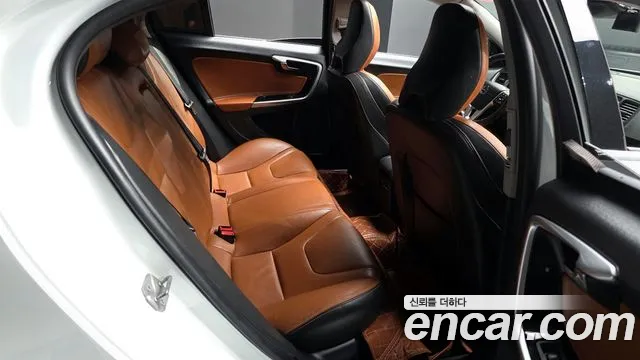 Volvo S60 2018 — фото 16