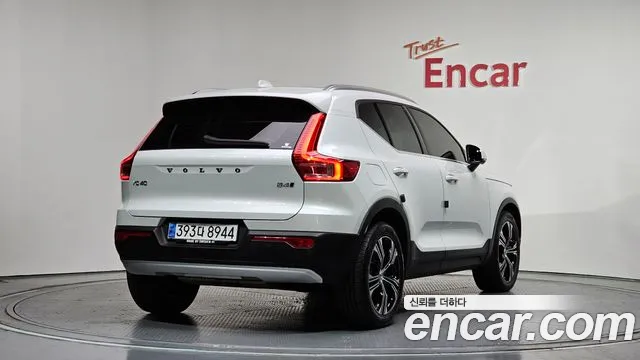Volvo XC40 2021 — фото 2