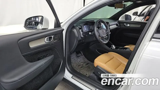 Volvo XC40 2021 — фото 10