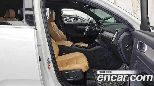 Volvo XC40 2021 — фото 11