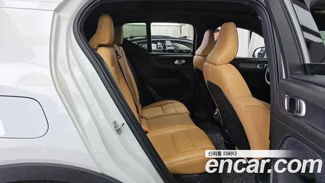 Volvo XC40 2021 — фото 12