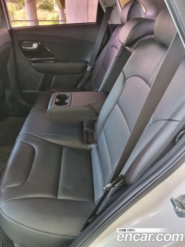 Kia Niro 2017 — фото 10