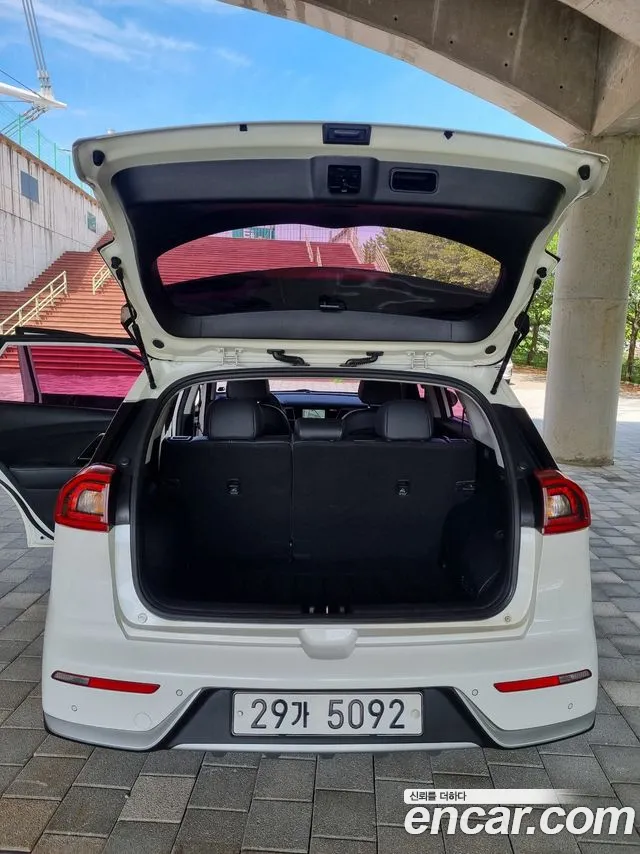 Kia Niro 2017 — фото 20