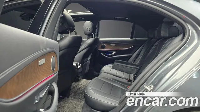 Mercedes-Benz E-Class 2021 — фото 12