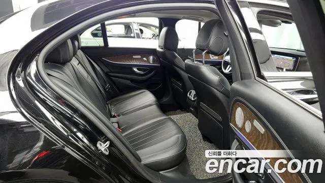 Mercedes-Benz E-Class 2019 — фото 18