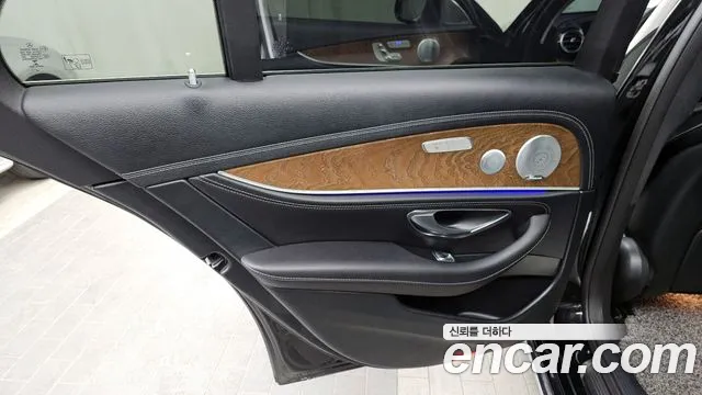 Mercedes-Benz E-Class 2019 — фото 15