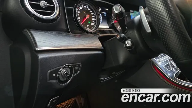 Mercedes-Benz E-Class 2018 — фото 17