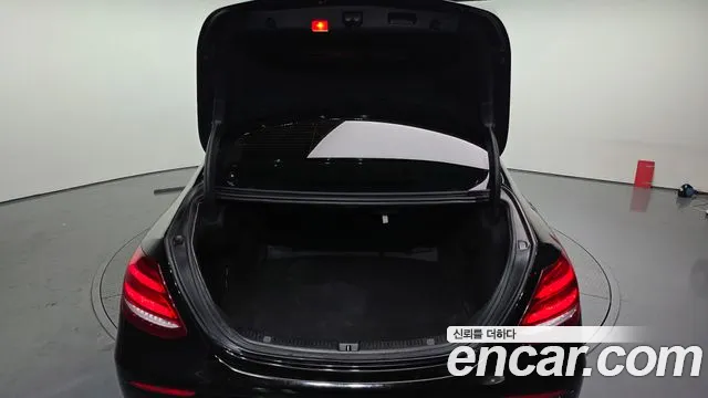 Mercedes-Benz E-Class 2018 — фото 20