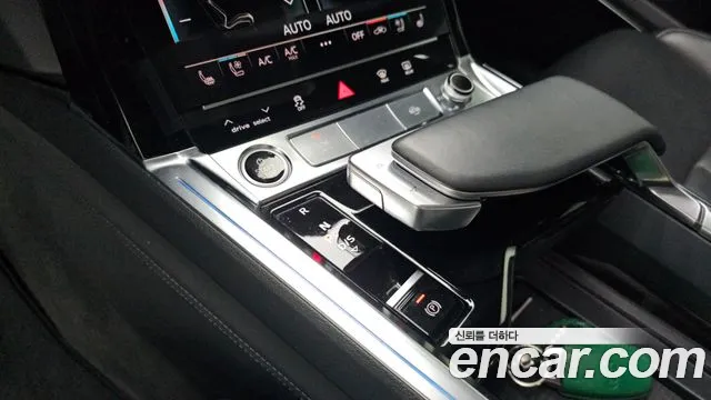 Audi e-tron 2021 — фото 12