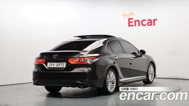 Toyota Camry 2019 — фото 1