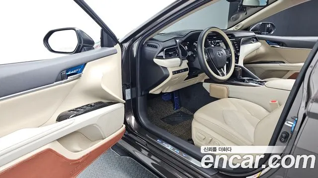 Toyota Camry 2019 — фото 16