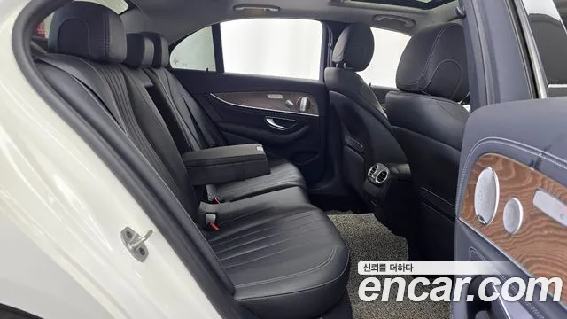 Mercedes-Benz E-Class 2020 — фото 18