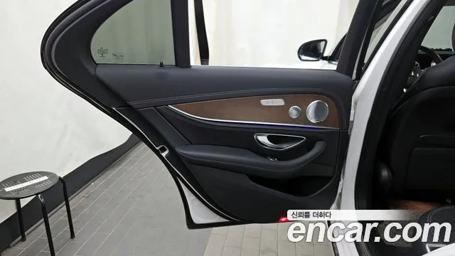 Mercedes-Benz E-Class 2020 — фото 15