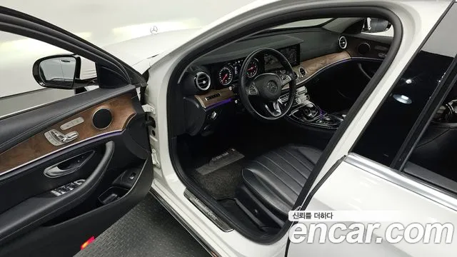Mercedes-Benz E-Class 2018 — фото 16