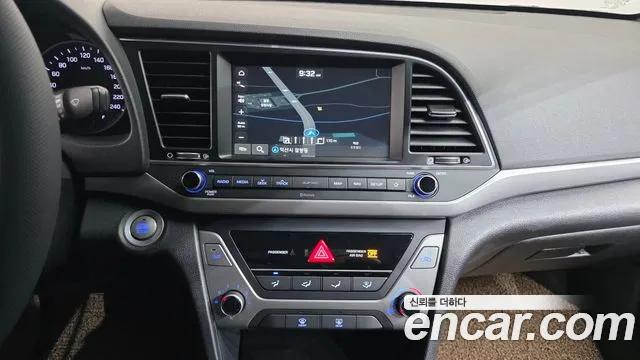 Hyundai AVANTE 2018 — фото 16